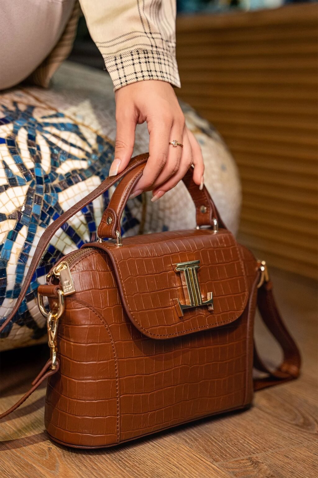 Shoulder Savvy: The Definitive Guide to Choosing, Styling & Caring for Shoulder Bags