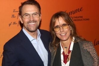 “From Co-Stars to Life Partners: The Evolving Relationship of Téa Leoni & Tim Daly”